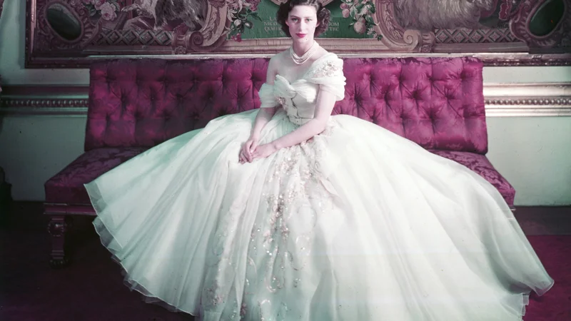 Fotografija: Princesa Margareta v rojstnodnevni obleki, ki se je zapisala v zgodovino. Foto Cecil Beaton, Arhiv Muzeja V & A