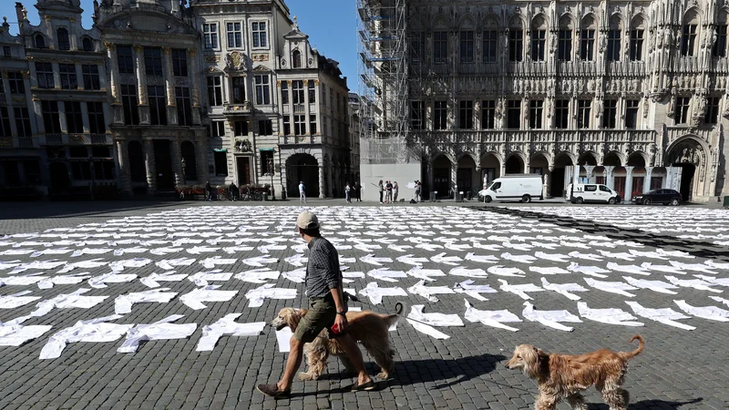 Fotografija: Kuharji so s kuharskim »pokopališčem« opozorili na dramo, ki se dogaja v njihovi panogi. FOTO: Reuters