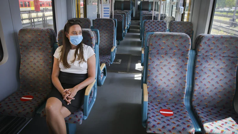 Fotografija: Javni potniški promet bo oživel postopoma, vlaki in avtobusi ne bodo smeli biti natrpani. FOTO: Jože Suhadolnik/Delo