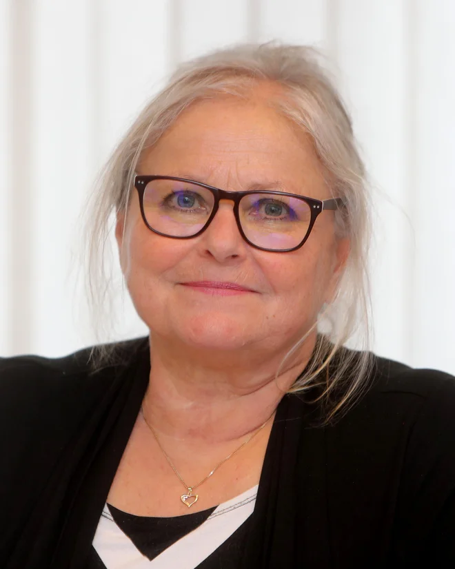 »Če pa to izjavo strokovnjakinje za področje zdravstva pogledamo še z drugih strokovnih vidikov, na primer psihološkega, sociološkega, antropološkega, pa tudi ekonomskega, je neprimerna v več pogledih. Veliko ljudi upošteva nasvete strokovnjakov in