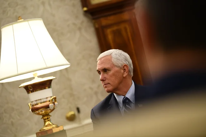 Ameriški podpredsednik Mike Pence je od petka v samoizolaciji, ker je imel stik s svojo tiskovno predstavnico Katie Miller, pri kateri so v petek potrdili okužbo s koronavirusom, so v nedeljo sporočili iz Bele hiše. FOTO: Brendan Smialowski/AFP