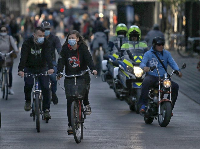 Protivladni kolesarski protest je tudi zaradi profesionalnega ravnanja policije minil povsem mirno. FOTO: Blaž Samec/Delo