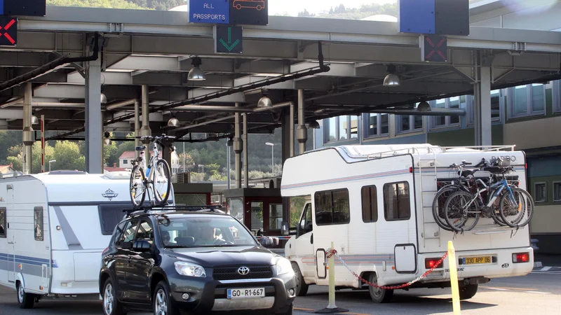 Fotografija: Hrvaški notranji minister je opozoril, da ni izključeno, da bodo znova zaostrili ukrepe, če se bo pojavilo novo žarišče novega koronavirusa. FOTO: Ljubo Vukelič