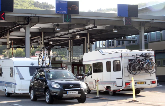 Hrvaški notranji minister je opozoril, da ni izključeno, da bodo znova zaostrili ukrepe, če se bo pojavilo novo žarišče novega koronavirusa. FOTO: Ljubo Vukelič