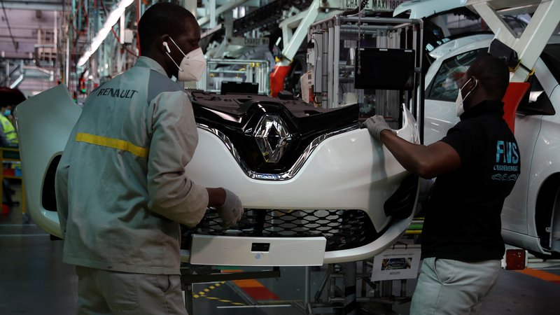 Fotografija: Renaultova tovarna v Flinsu v Franciji, kjer izdelujejo električni model renault zoe, se je znova zagnala prejšnji teden. FOTO: Reuters