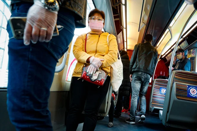 V Franciji so po dveh mesecih danes odpravili prepoved zapuščanja doma brez posebne izjave in znova odprli trgovine, frizerske in kozmetične salone, mediateke, knjižnice manjše muzeje in deloma tudi šole, kar je v jutranjih urah na nekaterih progah parišk