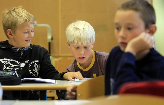 Otroci od četrtega do osmega razreda v šolo ne bodo šli. Mnogi med njimi niso sposobni biti sami doma devet ur, kaj šele da bi se sami učili na daljavo. (Fotografija je simbolična). FOTO: Blaž Samec/Delo