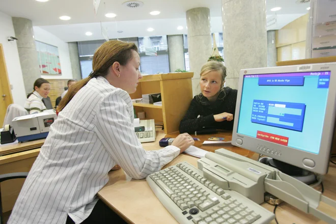 V prvem mesecu veljavnosti koronakrizne zakonodaje so posojilojemalci na slovenske banke naslovili 22.230 vlog za odlog plačila posojil v skupni vrednosti 267,2 milijona evrov. Prebivalci so prispevali 15.599 vlog v vrednosti 33,1 milijona evrov, podjetja