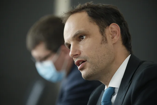 V novogoriški občini so ministra za zunanje zadeve Anžeta Logarja zaprosili za pojasnila, zakaj prebivalci z občinskimi potrdili še vedno ne morejo prehajati meje v Erjavčevi ulici, čeprav bi morali biti takšni prehodi urejeni že od 9. maja. FOTO: Jure Er