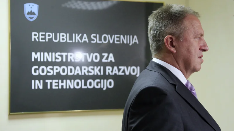 Fotografija: Gospodarski minister in prvak SMC Zdravko Počivalšek padel na zadnje mesto po priljubenosti politikov.  FOTO: Leon Vidic/Delo