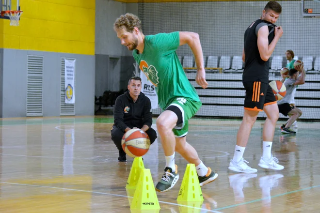Jaka Blažič (v ozadju Edo Murić) na prvem treningu v Stožicah po dveh mesecih. FOTO: Cedevita Olimpija