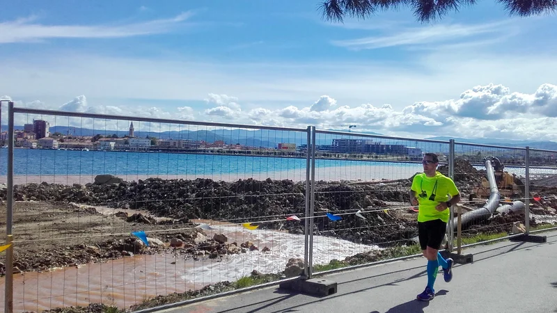 Fotografija: Na ureditev plaže med Semedelsko promenado in Žusterno bo treba počakati najmanj do prihodnjega leta. FOTO: Nataša Čepar