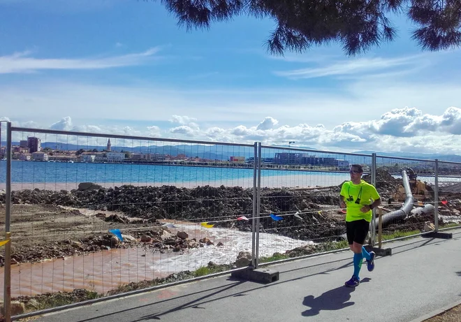Na ureditev plaže med Semedelsko promenado in Žusterno bo treba počakati najmanj do prihodnjega leta. FOTO: Nataša Čepar