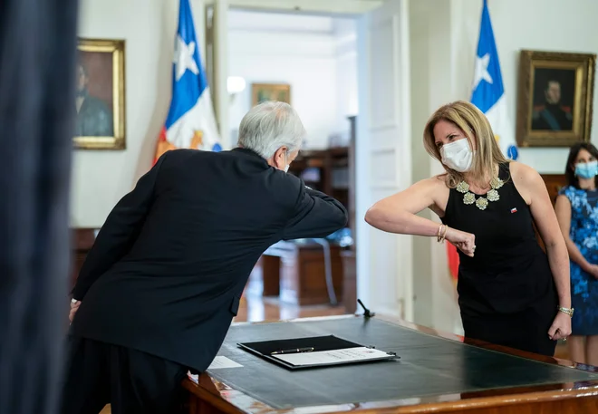 Čilski predsednik Sebastián Piñera in Macarena Santelices v predsedniški palači 6. maja, ko je nekdanja županja in novinarka prevzela vodenje resorja za enakost žensk. FOTO: Marcelo Segura/AFP