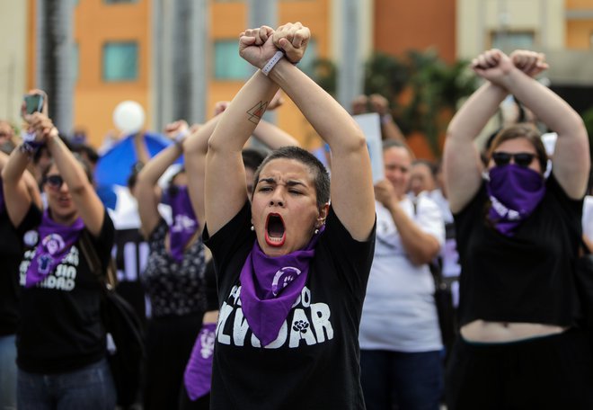 Nikaragovske feministke med izvajanjem pesmi »Posiljevalec na tvoji poti« FOTO: Inti Ocon/AFP