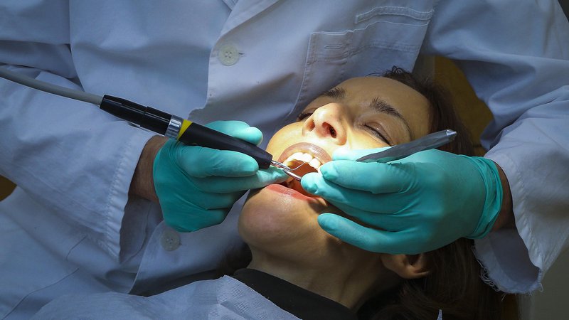 Fotografija: Da bi nadomestili zamujeno, nekateri zobozdravniki že razmišljajo o delu v prostih dnevih.
Foto Jože Suhadolnik