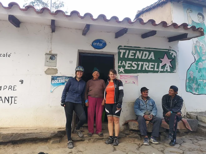 Anja Antolič in Barbara Marčič z Irmo Rosales, ki je revolucionarju Ernestu Che Guevari postregla zadnji obrok hrane, preden so ga usmrtili, La Higuera (Bolivija). FOTO: osebni arhiv