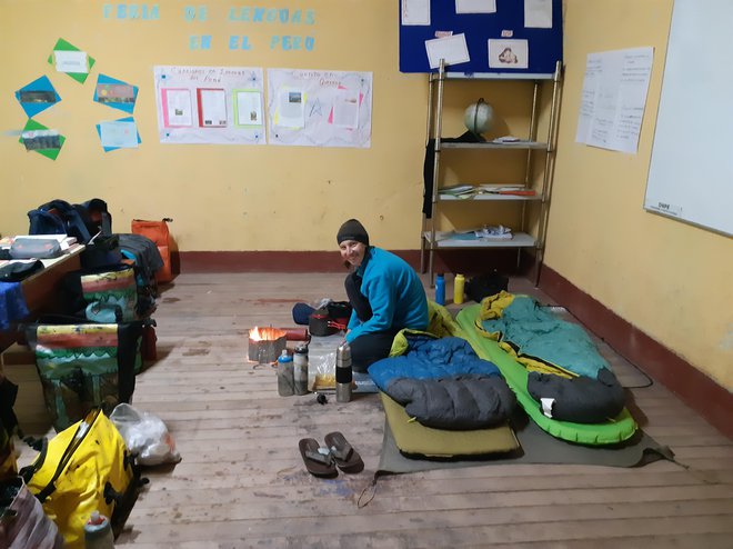 Ponujeno prenočišče v šoli, v vasi Marcapomacocha v Peruju. Domačini so, pripovedujeta popotnici, ko enkrat ljudi spustijo v svojo sredo, do njih zelo zaščitniški. Foto osebni arhiv
