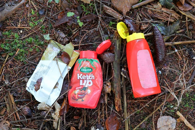 Kopno, zrak in oceani že bjuvajo strupe in smeti, neurja opozarjajo, taleči ledeniki in širne puščave svarijo, zmanjkuje pitne vode. Foto Marko Feist