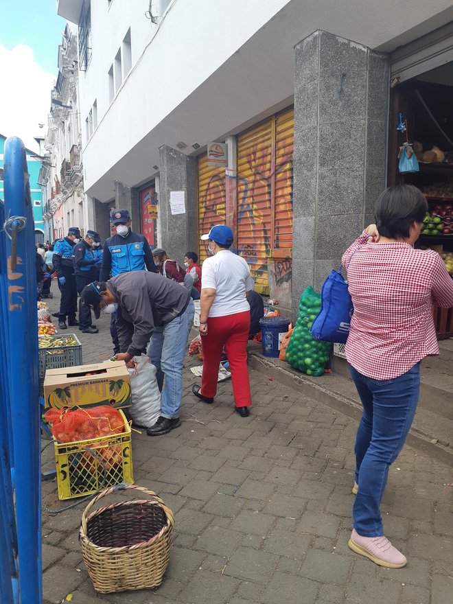 Policisti v Quitu preverjajo, ali ljudje spoštujejo ukrepe. FOTO: osebni arhiv