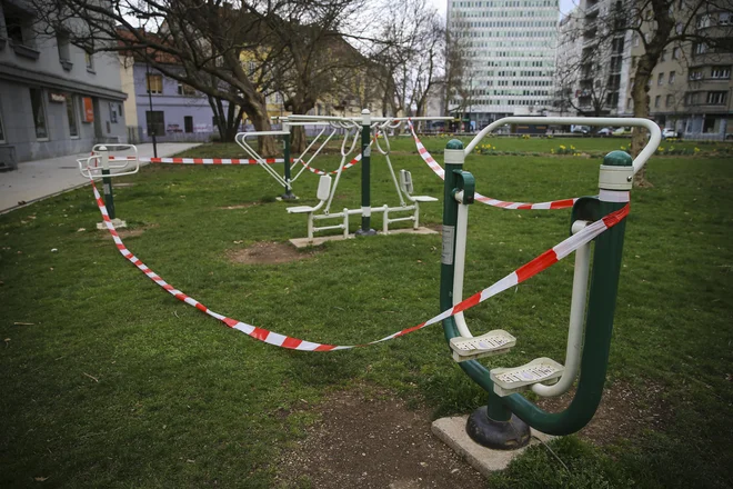 V času samoizolacije tudi uporaba zunanjih naprav za fitnes ni dovoljena. FOTO: Jože Suhadolnik/Delo