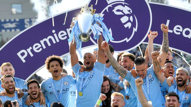Fotografija: Takole so se lanskega 12. maja veselili naslova zmagovalca pokala FA nogometaši Manchester Cityja. Letos v njihovem taboru ne bo tako veselo, saj bodo tudi ob naslov najboljšega v premier league. FOTO: Reuters