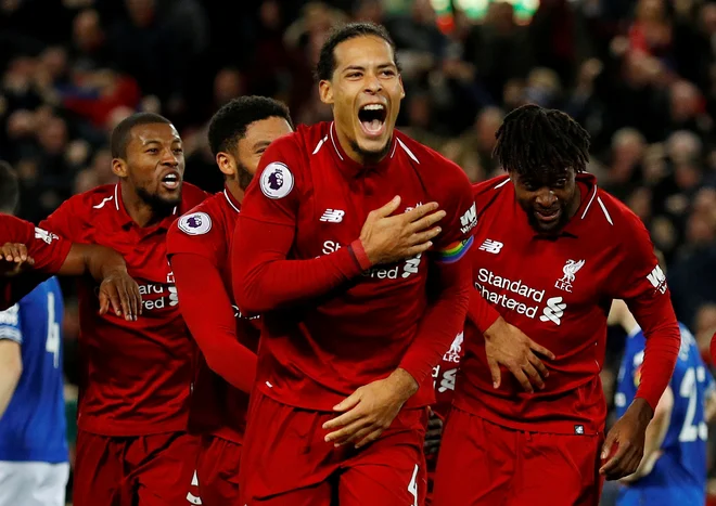 Liverpoolov branilec Virgil van Dijk in soigralci nestrpno pričakujejo nadaljevanje sezone, saj jim skoraj nihče ne more vzeti prvega naslova prvaka po 30 letih. FOTO: Reuters