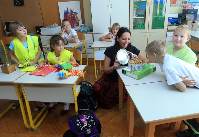 Kako naj bi učitelji zagotovili razdaljo med otroki prve triade, ki se dva meseca niso videli, je direktor zavoda za šolstvo Vinko Logaj dejal: &raquo;Interakcije ni možno preprečiti.&laquo; (Fotografija je simbolična.) FOTO: Tadej Regent/Delo