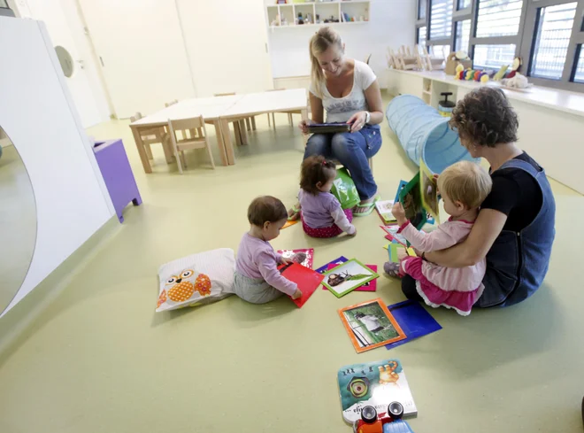 Glede priporočila, naj si vzgojiteljice pred tolaženjem otroka umijejo roke, je Vinko Logaj dejal: »Vzgojiteljica naj mirno vzame tega otroka v naročje in ga potolaži, tako kot je to počela pred epidemijo.« (Fotografija je simbolična.) FOTO: Mavric Pivk/Delo