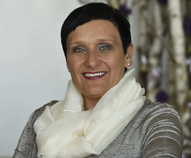 Monika Ažman, diplomirana medicinska sestra, predsednica Zbornice – Zveze, pravi: »Tragična epidemija je razgalila, kako nenadomestljivi  smo.« FOTO: Osebni arhiv Monike Ažman