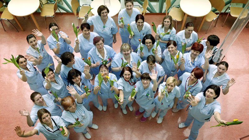 Fotografija: Sloveniji imamo po podatkih Nacionalnega inštituta za javno zdravje več kot 21.000 medicinskih sester, zdravstvenih tehnikov in babic. FOTO: Matej Družnik/Delo