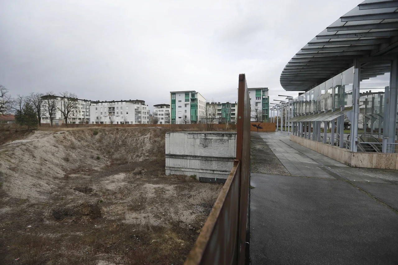 Fotografija: Gradbena jama pri Bežigrajskem dvoru. FOTO: Leon Vidic/Delo