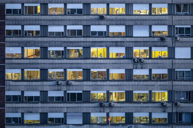 Bolezen je polna neznank in lahko ljudi prizadene z različno silovitostjo, pravijo sogovorniki, ki so preboleli koronavirus. FOTO: Voranc Vogel