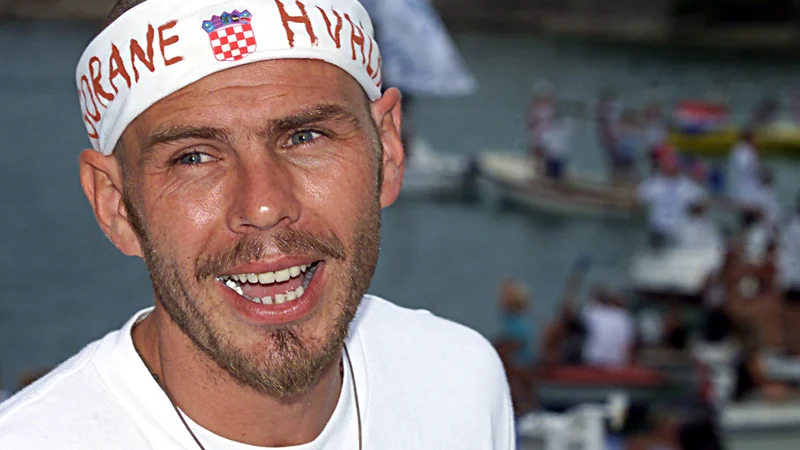 Fotografija: Zvonimir Boban nikdar ni skrival patriotizma. Tako vzhičeno je pričakoval Gorana Ivaniševića na sprejemu v Splitu, julija 2001, potem ko je slednji osvojil sloviti wimbledonski teniški turnir. FOTO: Reuters