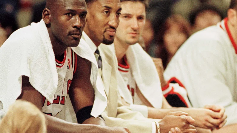 Fotografija: Toni Kukoč (desno), Scottie Pippen in Michael Jordan (levo) v zlatih dneh Chicaga. FOTO Reuters