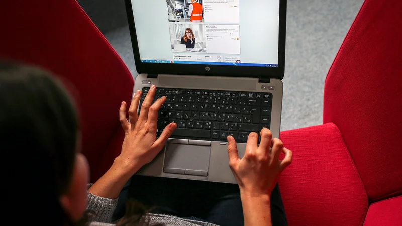 Fotografija: Številne spletne strani lokalnih skupnosti, državnih organov in oseb javnega prava še niso prilagojene slepim, gluhim, kognitivno oviranim in tudi starejšim, ki morda slabše vidijo in slišijo. FOTO: Matej Družnik