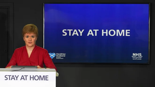 Nicola Sturgeon prebivalce Škotske še naprej poziva, naj ostanejo doma. Foto: Afp