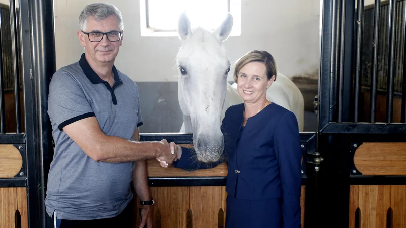 Fotografija: Lorelo Dobrinja (desno), vršilko dolžnosti direktorice Holdinga Kobilarna Lipica, bo v prihodnjem tednu zamenjal Matej Oset.