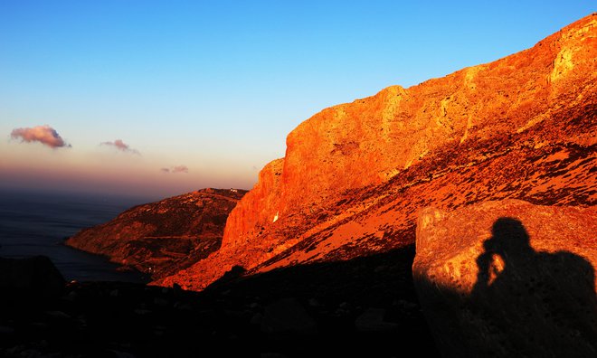 Za Krikelosom, najvišjo goro otoka, počasi vzhaja sonce. FOTO: Aleš Nosan