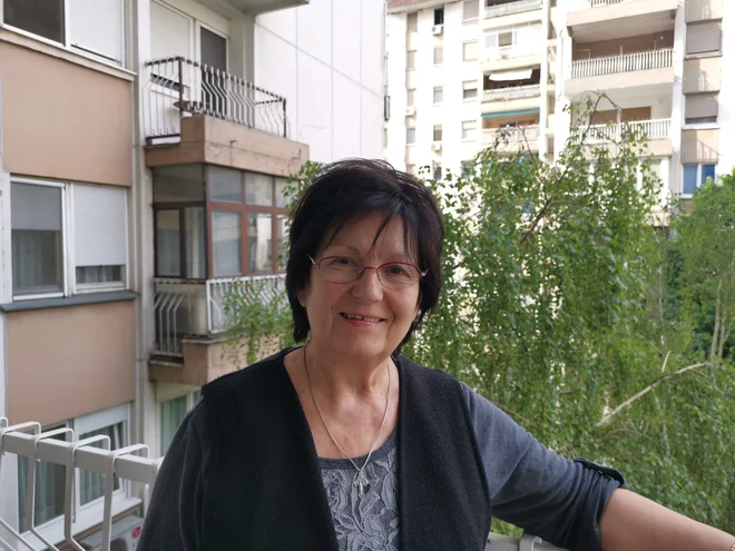 Olga Lelićanin je v 52 dnevih, kolikor je trajala omejitev gibanja, šla iz stanovanja samo trikrat, zato je bila največ težava, da se z možem nista gibala. FOTO: Milena Zupanič