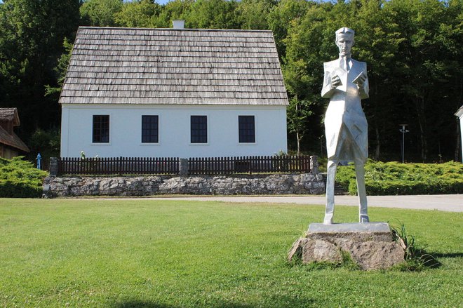 Kip Nikole Tesla s spominsko hišo v Smiljanu. FOTO: Wikipedija