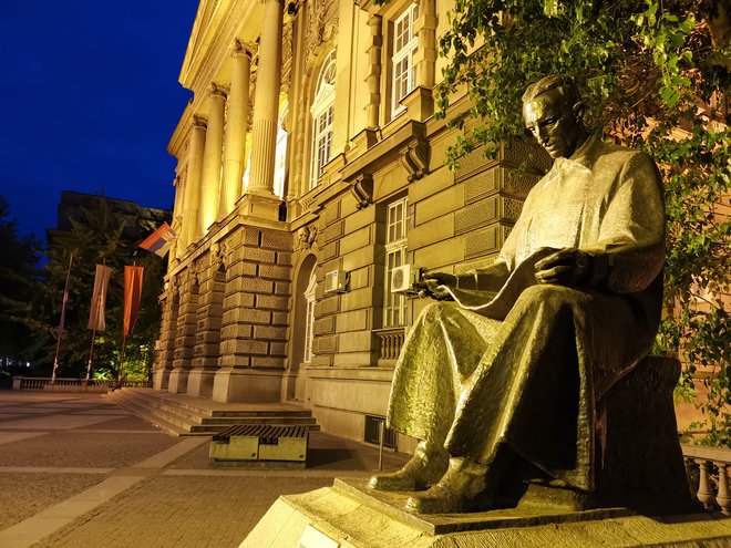 Spomenik Nikoli Tesli pred Elektrotehniško fakulteto na Bulevarju kralja Aleksandra v Beogradu. FOTO: Milena Zupanič