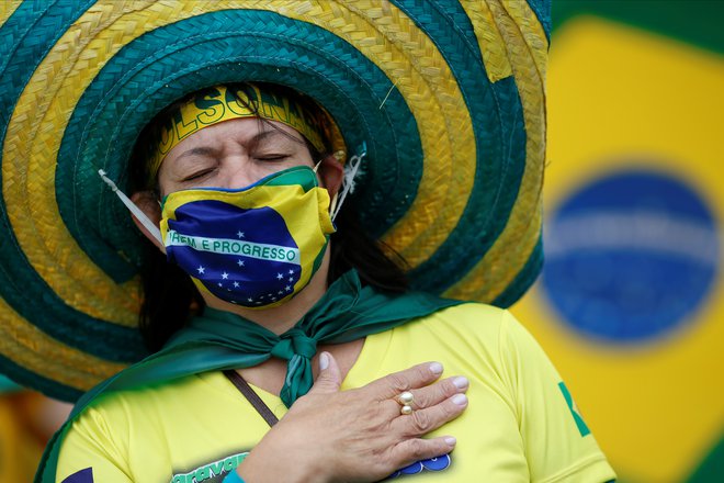 V Braziliji je za posledicami covida-19 umrlo že več kot 12.400 ljudi, največ v Latinski Ameriki, brazilski predsednik Jair Bolsonaro pa še naprej vztraja pri svojem nasprotovanju ukrepom za omejitev širjenja koronavirusa. FOTO: Ueslei Marcelino/Reuters