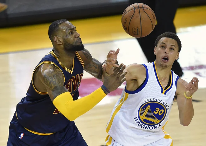 Kdaj se bosta spet soočila LeBron James in Stephen Curry? FOTO: Reuters