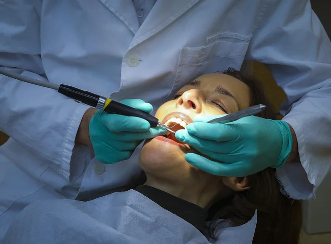Pred epidemijo so zobozdravniki sprejeli od 15 do 20 pacientov na dan, zdaj jih bodo od sedem do osem. Drugače ne gre zaradi zagotavljanja varnostnih ukrepov, pravi stroka. FOTO: Jože Suhadolnik/Delo