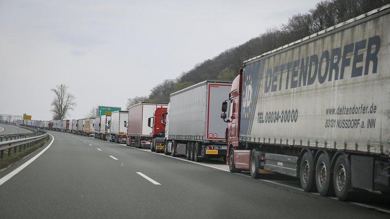 Fotografija: Po začetnih zastojih na mejnih prehodih se je tovorni promet na slovenskih avtocestah zmanjšal za okrog dve petini. FOTO: Jože Suhadolnik/Delo