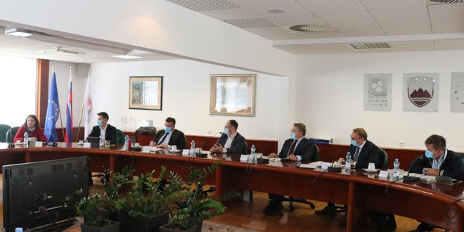 Minister Vrtovec z delegacijo na pogovorih na OZS. FOTO: OZS