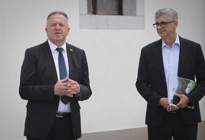Minister za gospodarstvo Zdravko Počivalšek skupaj z direktorjem Kobilarne Lipica Matejem Osetom. FOTO: Jože Suhadolnik/Delo