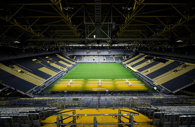 Začasna nogometna realnost: sobotni derbi med Borussio in Schalkejem v Dortmundu bo minil brez navzočnosti gledalcev. FOTO: AFP