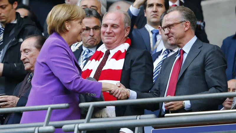 Fotografija: Karl-Heinz Rummenigge je ponosen na rojakinjo Angelo Merkel, ki je Nemčijo vrnila tudi na nogometni zemljevid. FOTO: Reuters